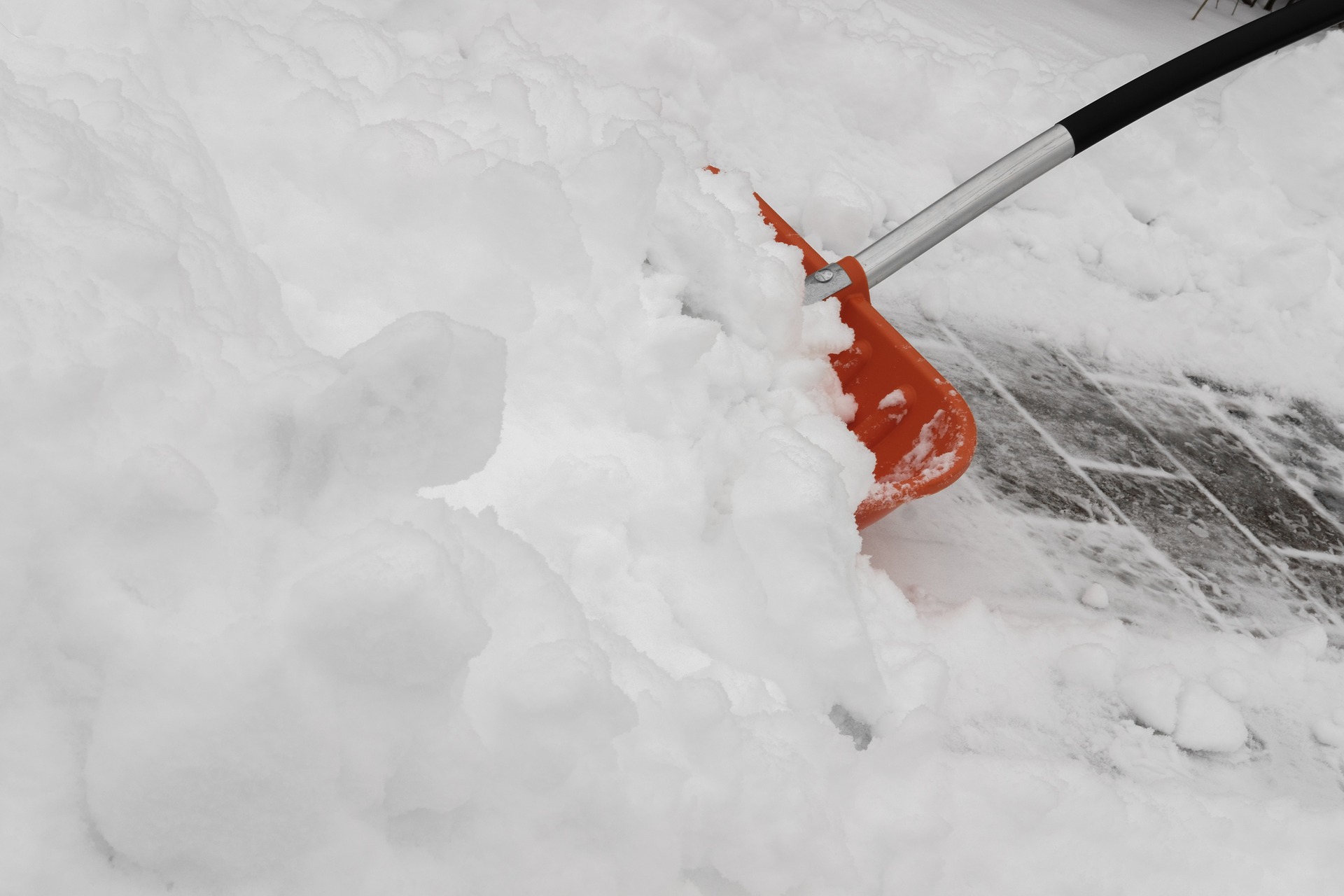 Schneeschaufel im Schnee